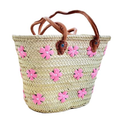 Canasta doum con tejidos de flores rosadas 2