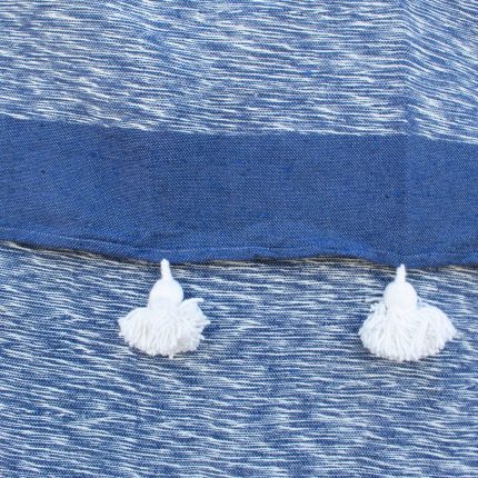 Manta Azul y blanco con pompones blancos