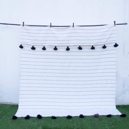 Manta Blanca con lineas negras y pompones color negro