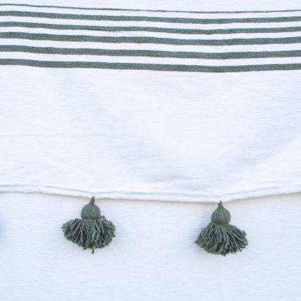 Manta blanca con lineas y pompones verdes