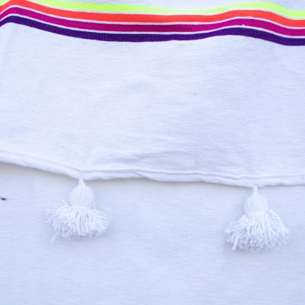 Manta Blanca con lineas de colores y pompones blancos