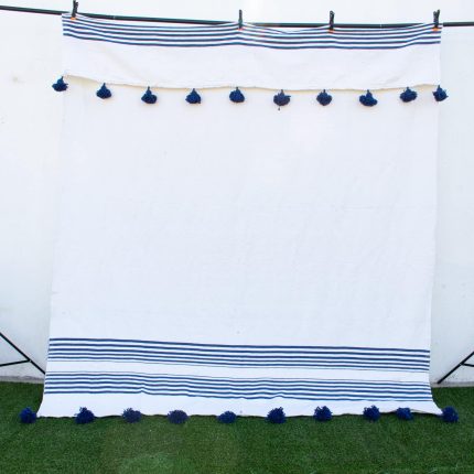Manta Blanca con lineas azules y pompones azules
