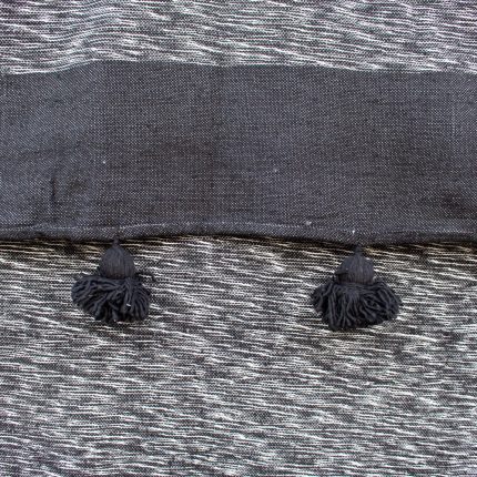 Manta negra y blanca con pompones negros